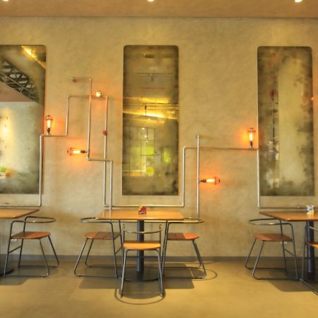 Yello Hotel Jemursari Σουραμπάγια Εξωτερικό φωτογραφία